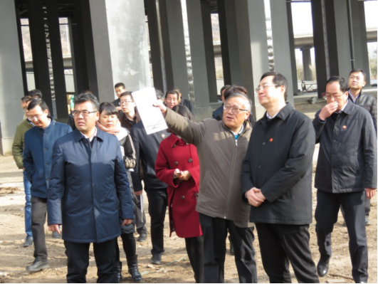 省委常委、西寧市委書(shū)記王曉在青海省物產(chǎn)集團(tuán)總公司黨委書(shū)記、總經(jīng)理王玉輝陪同下，深入青海物產(chǎn)朝陽(yáng)物流園區(qū)。